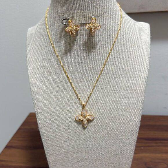 NWOT Clover Flower GoldTone Pendant Necklace & Matching Post Earrings. - Picture 1 of 9